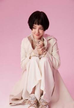 内地吉林女演员陈小纭鬼马俏皮时尚写真图片