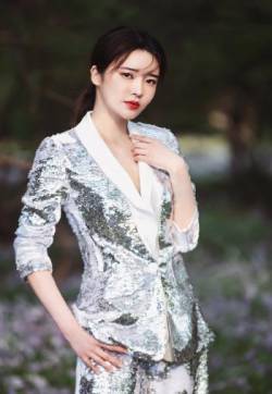 大陆山东济南女明星张璇率性妩媚时尚写真大片