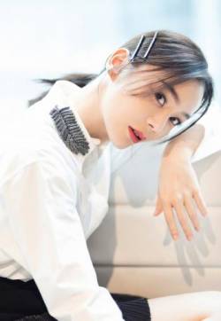 高清中国内地影视湖北省襄阳女演员袁姗姗白衬衫清新活动照图片