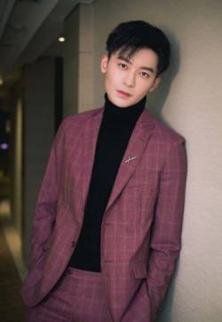 高清甘肃兰州男星赵志伟格纹西装魅力写真图片