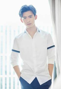 高清中国内地男演员赵顺然白衬衫帅气写真图片