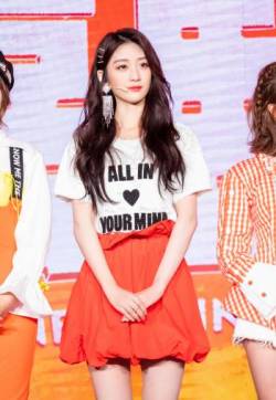 高清女星戚砚笛性感靓丽舞台图片