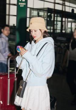 高清中国内地影视湖北省襄阳女演员袁姗姗清新柔美机场写真图片