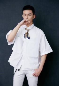 中国内地男演员吴磊清爽白色系短发写真图片
