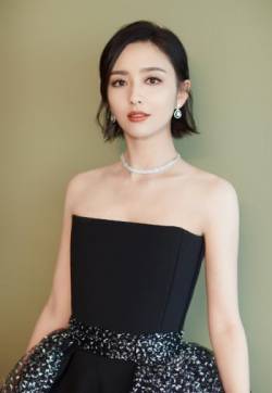 中国内地新疆乌鲁木齐市影视女演员古力娜扎优雅时尚写真图片