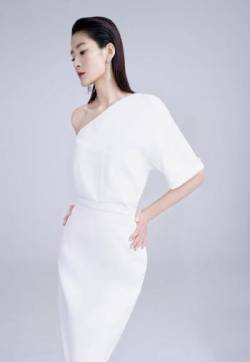 高清内地山东烟台女演员王媛可性感摩登写真图片