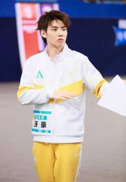 高清四川省成都男星创造营2019任豪帅气舞台照图片
