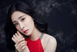 中国大陆天津女歌手张碧晨性感红裙写真图片