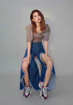 中国台湾女模特昆凌齐肩棕发美背美腿性感图片