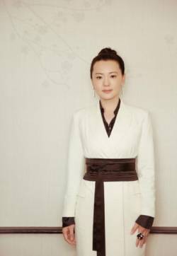 内地内蒙古呼和浩特女演员咏梅白色西服款长礼服性感图片