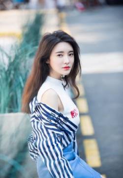 大陆山东济南女明星张璇时髦养眼街拍图片