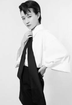 高清安徽省马鞍山女明星焦俊艳时尚简约黑白写真图片