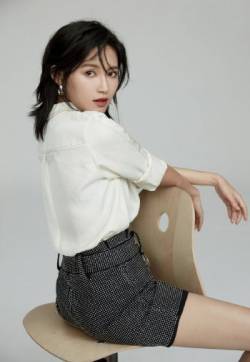 高清湖南衡阳美女苏青时尚率性白衬衫写真图片