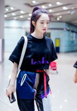 高清女明星孟美岐酷美机场街拍图片