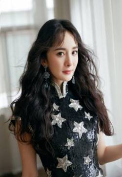 中国内地北京影视女演员杨幂黑色旗袍性感活动照图片