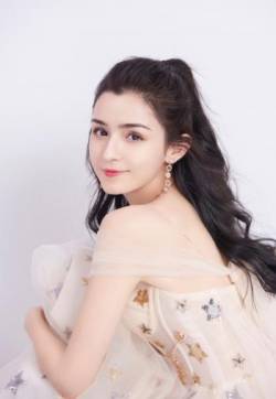 中国内地演员哈妮克孜星星纱裙性感写真图片