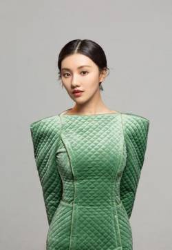 内地沈阳女演员王鹤润时尚摩登写真图片