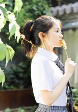 中国内地海市女演员汤梦佳清纯甜美制服写真图片