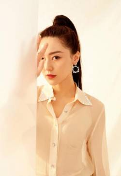 大陆内地四川成都女演员黄梦莹优雅干练时尚写真图片