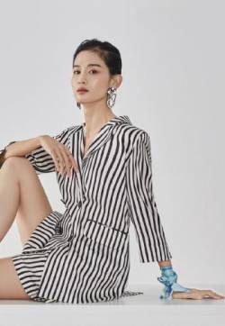 中国内地辽宁省沈阳女演员屈菁菁温婉性感时尚写真图片