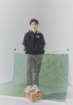 高清内陆男星朱正廷光影时尚杂志封面写真图片