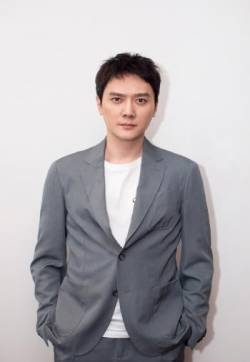 冯绍峰儒雅帅气活动照图片