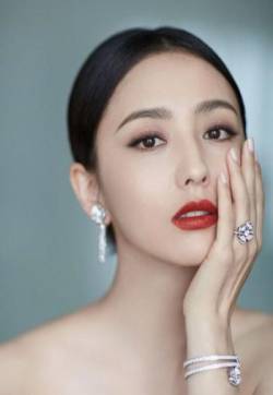 高清中国内地新疆伊犁影视女演员佟丽娅高贵优雅性感写真图片