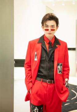 中国内地影视男演员孔垂楠红色西服帅气生日会图片