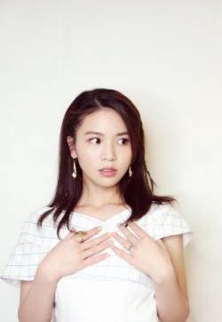 中国内地四川省达州市渠县人女歌手黄英性感灵动写真图片