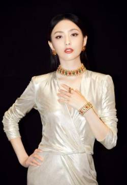 高清中国内地新疆伊犁影视女演员佟丽娅高贵典雅性感写真图片