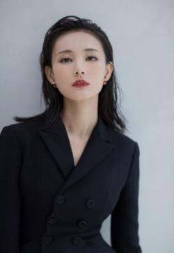 高清中国内地山东济南女演员李一桐时尚大气活动写真图片