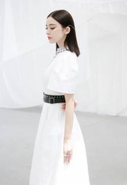 中国内地新疆乌鲁木齐市影视女演员古力娜扎纯白灵动写真图片