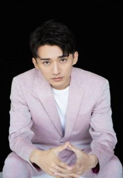 高清山东青岛男演员刘学义帅气儒雅西装写真图片