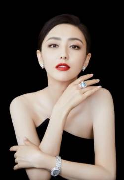 高清中国内地新疆伊犁影视女演员佟丽娅上海电影节高贵典雅写真图片