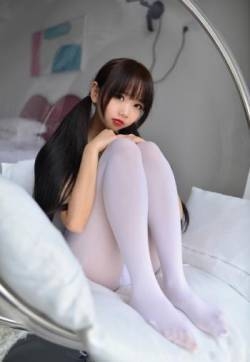 日系双马尾美女丝袜美腿写真图片
