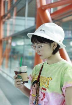 中国内地女演员孙艺宁清新文艺机场照图片