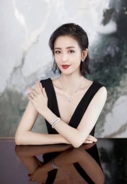 高清中国内地新疆伊犁影视女演员佟丽娅深V礼裙高贵性感写真图片