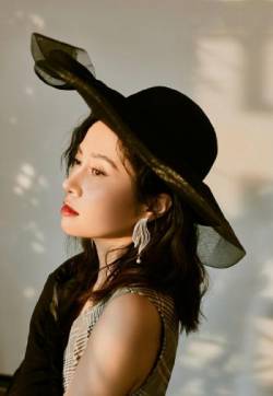 浙江杭州女演员叶璇时髦复古写真图片