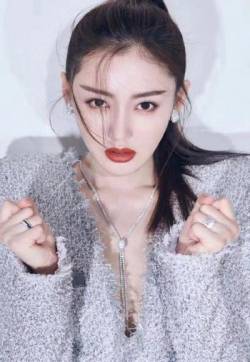 高清哈尔滨新生代女演员张天爱性感深v时尚写真大片