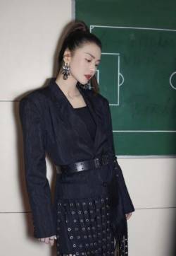 浙江杭州女演员叶璇时尚大气皮裙写真图片