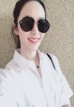 高清中国台湾女艺人美女侯佩岑黑白套装性感自拍照图片