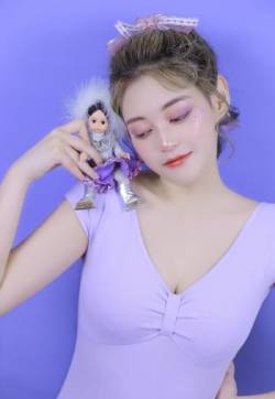 高清00后青春美少女模特低胸锁骨性感图片