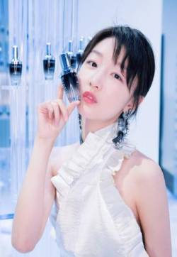 高清中国内地影视河北省石家庄女演员周冬雨性感品牌活动写真图片