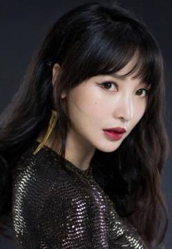 中国内地湖南衡阳女演员柳岩黑色亮片裙明艳动人写真