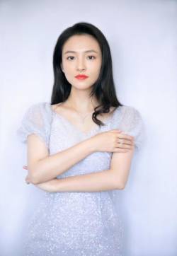 中国大陆湖北90后女演员吴倩优雅仙气活动写真图片