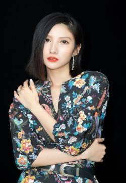 中国内地山东济南女演员吴优碎花裙气质写真图片