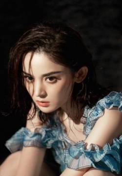 中国内地新疆乌鲁木齐市影视女演员古力娜扎湿发性感写真图片