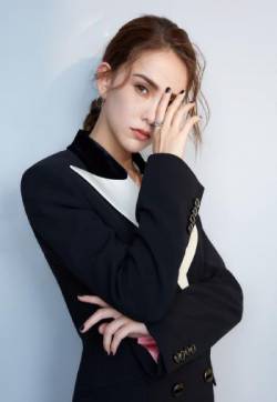 中国台湾女模特昆凌高颜值时尚性感杂志写真图片