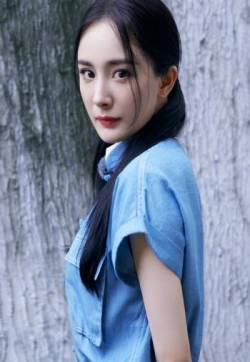 中国内地北京影视女演员杨幂遇见天坛性感甜美写真图片