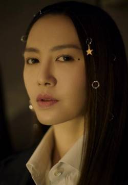 高清内地女歌手美女谭维维迷幻光影写真图片